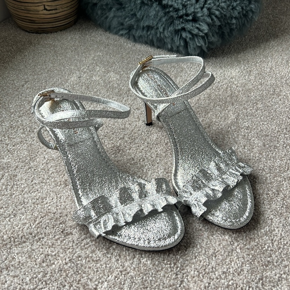 GOOD AMERICAN Size 10 Ankle Strap Heels ruffle strap metallic silver - Picture 14 of 14